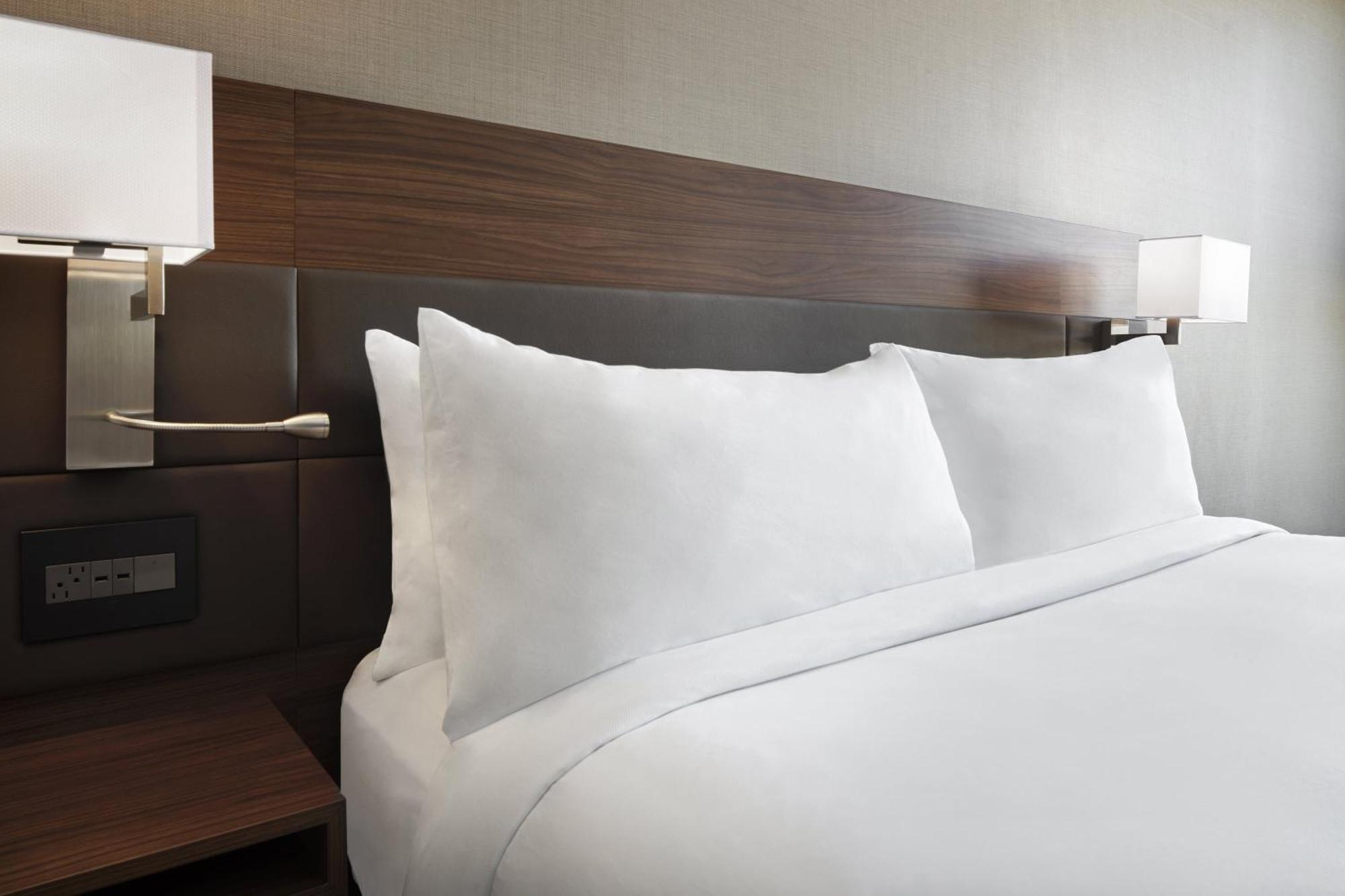 Ac Hotel By Marriott St. Louis Clayton Exterior photo